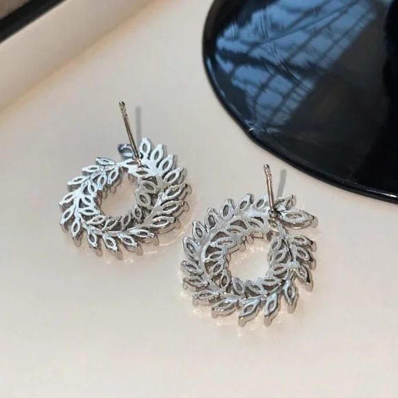 A Pair Of Versatile High-End Inlaid Synthetic Cubic Zirconia Round Earrings - Picture 4 of 6